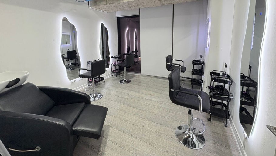 Interior moderno de Euphoria Estudio en Santiago, Región Metropolitana, CL, con sillas y espejos iluminados.
