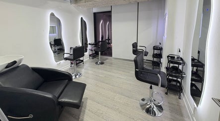 Interior moderno de Euphoria Estudio en Santiago, Región Metropolitana, CL, con sillas y espejos iluminados.