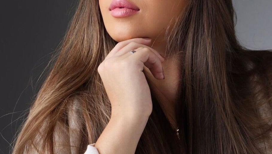 Modelo com cabelos longos e lisos no Beauty Club Vespasiano, Minas Gerais, BR.