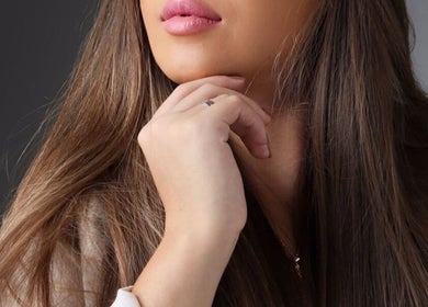 Modelo com cabelos longos e lisos no Beauty Club Vespasiano, Minas Gerais, BR.