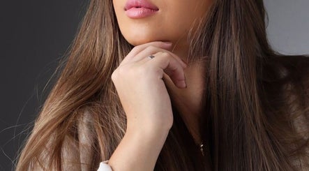 Modelo com cabelos longos e lisos no Beauty Club Vespasiano, Minas Gerais, BR.