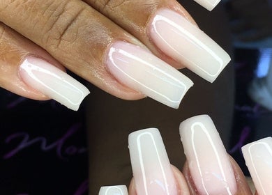 Unhas elegantes com acabamento glossy no Beauty club Vespasiano, Minas Gerais, Minas Gerais, BR.