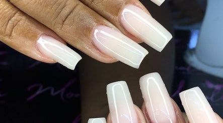 Unhas elegantes com acabamento glossy no Beauty club Vespasiano, Minas Gerais, Minas Gerais, BR.