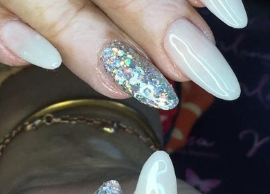 Unhas com glitter em estilo moderno no Beauty Club Vespasiano, Minas Gerais, Minas Gerais, BR.
