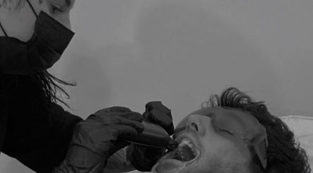 Tratamiento de cuidado oral en glowgemzzz, Andoain, Euskadi, ES. Estética dental y relajación.