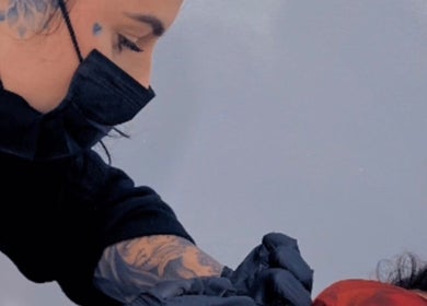 Artista aplica tatuaje en glowgemzzz, Andoain, Euskadi, ES, con dedicación profesional.