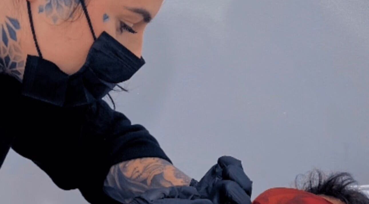 Artista aplica tatuaje en glowgemzzz, Andoain, Euskadi, ES, con dedicación profesional.