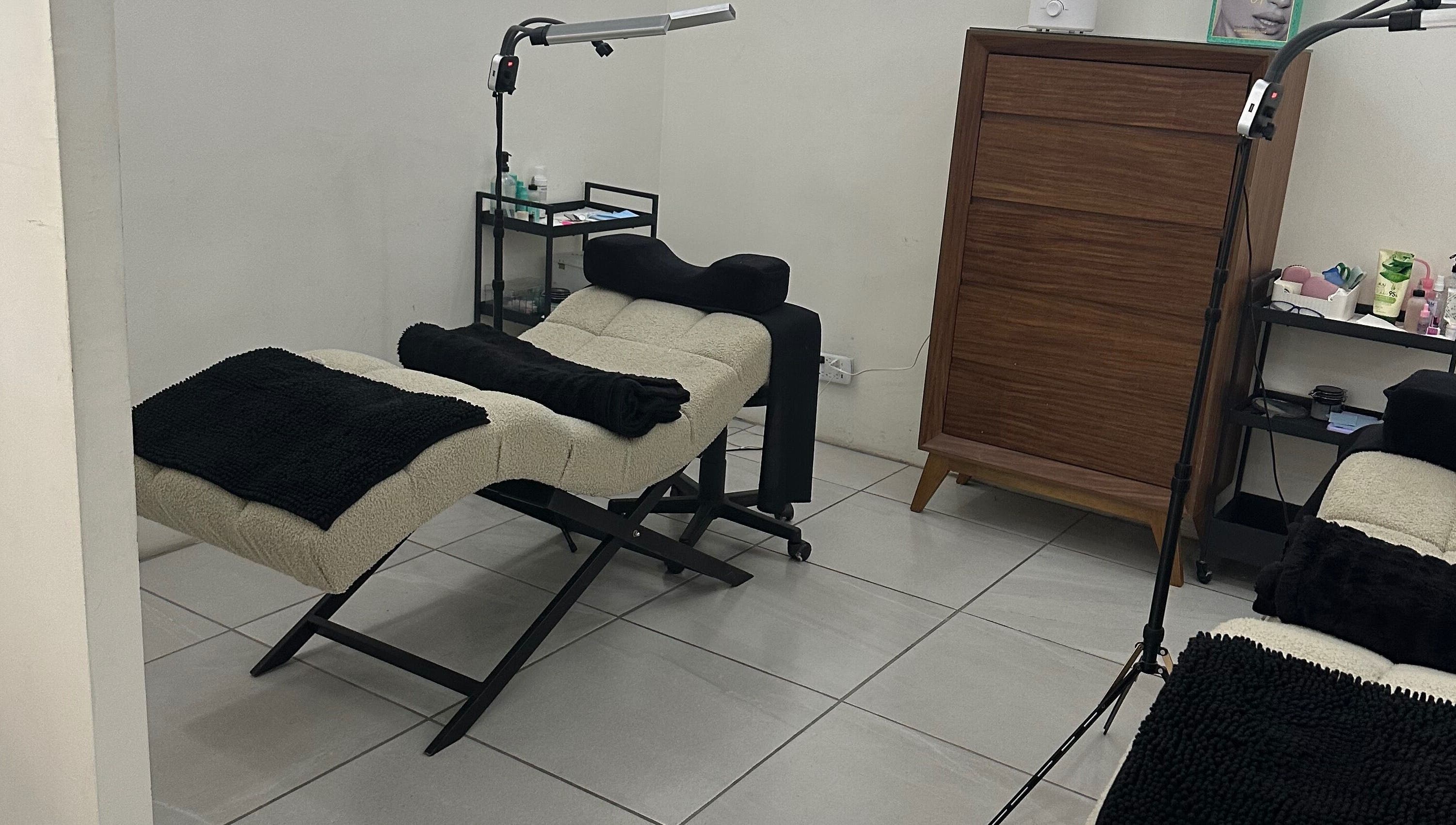 Silla de estética en LashMeJrz, Juárez, Chihuahua, MX, con iluminación moderna y ambiente acogedor.