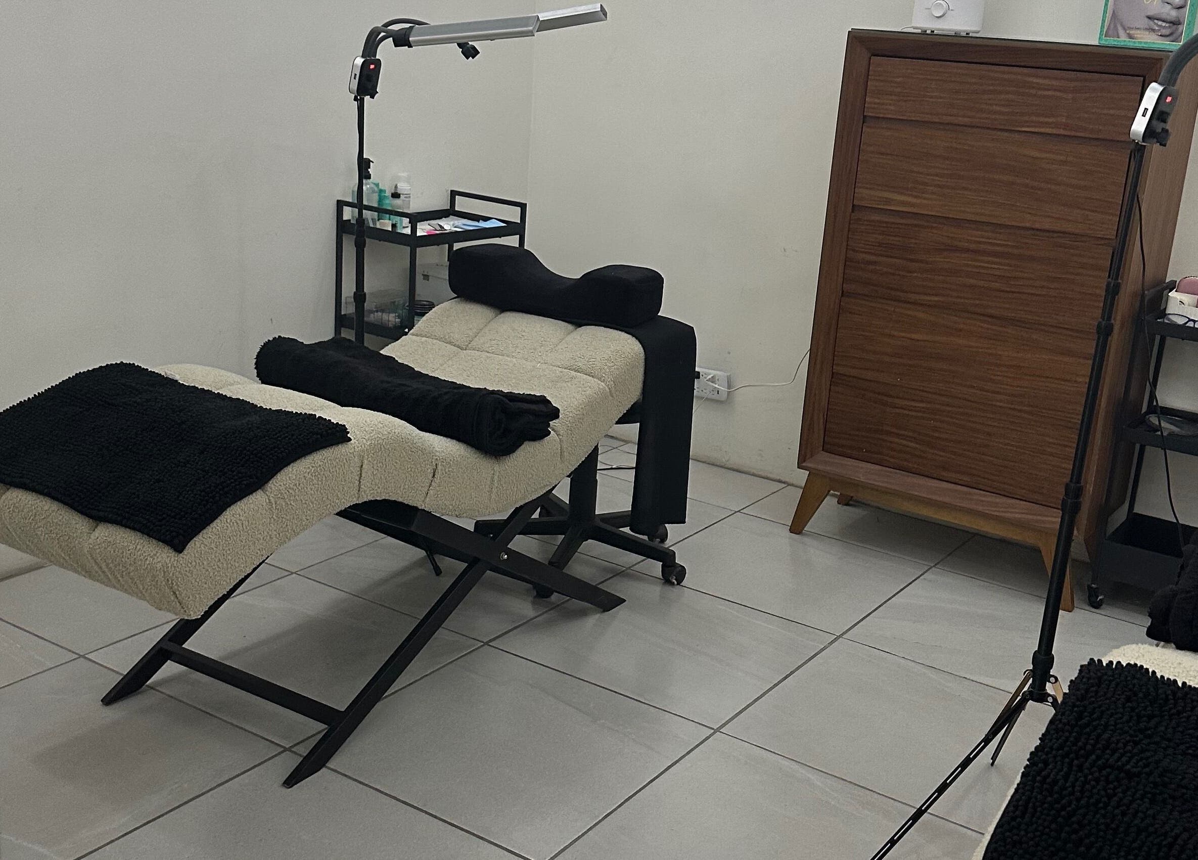 Silla de estética en LashMeJrz, Juárez, Chihuahua, MX, con iluminación moderna y ambiente acogedor.