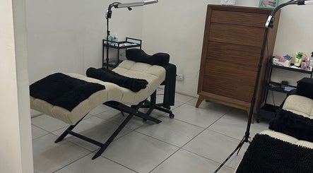 Silla de estética en LashMeJrz, Juárez, Chihuahua, MX, con iluminación moderna y ambiente acogedor.