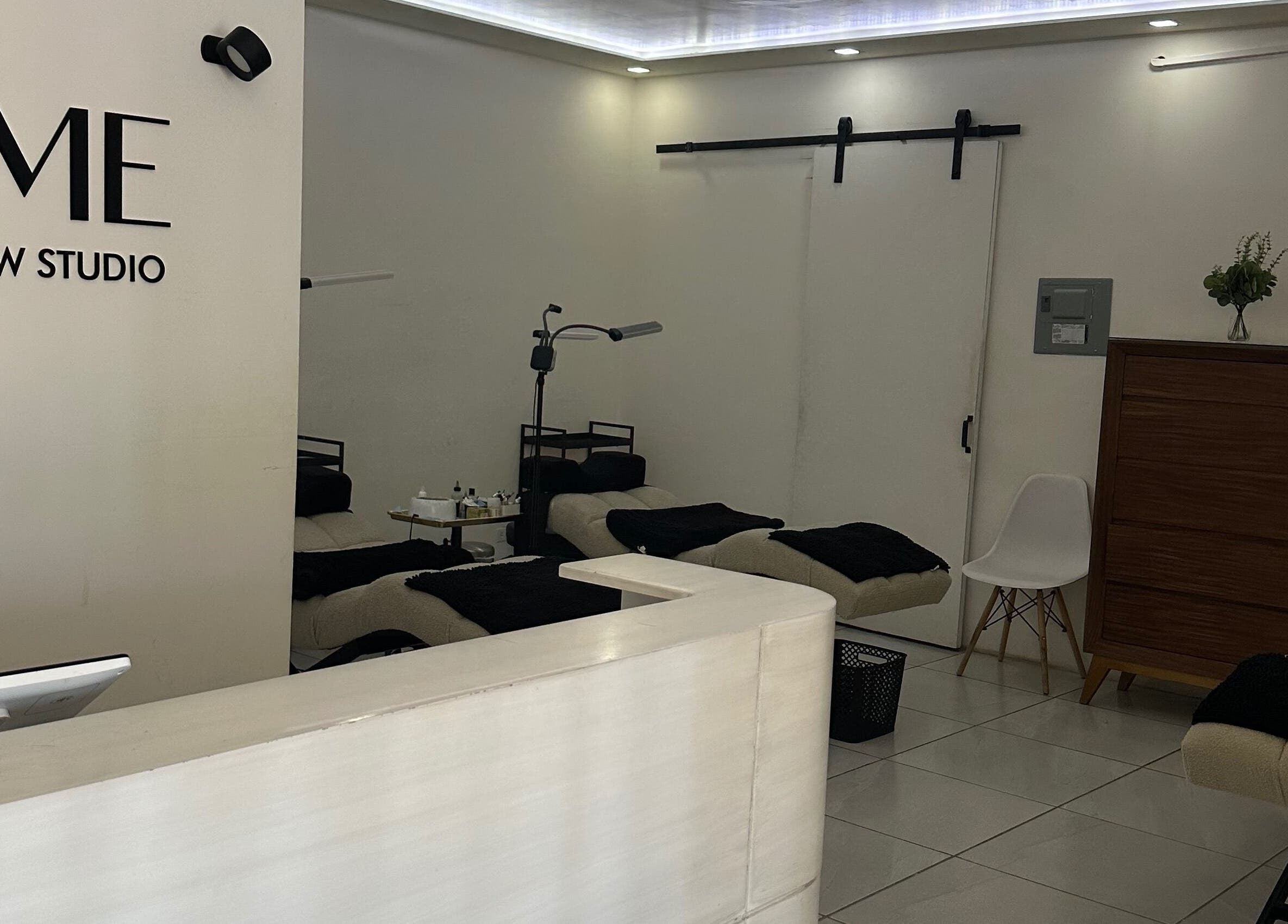 Interior del spa LashMeJrz en Juárez, Chihuahua, MX, con camillas modernas y ambiente relajante.