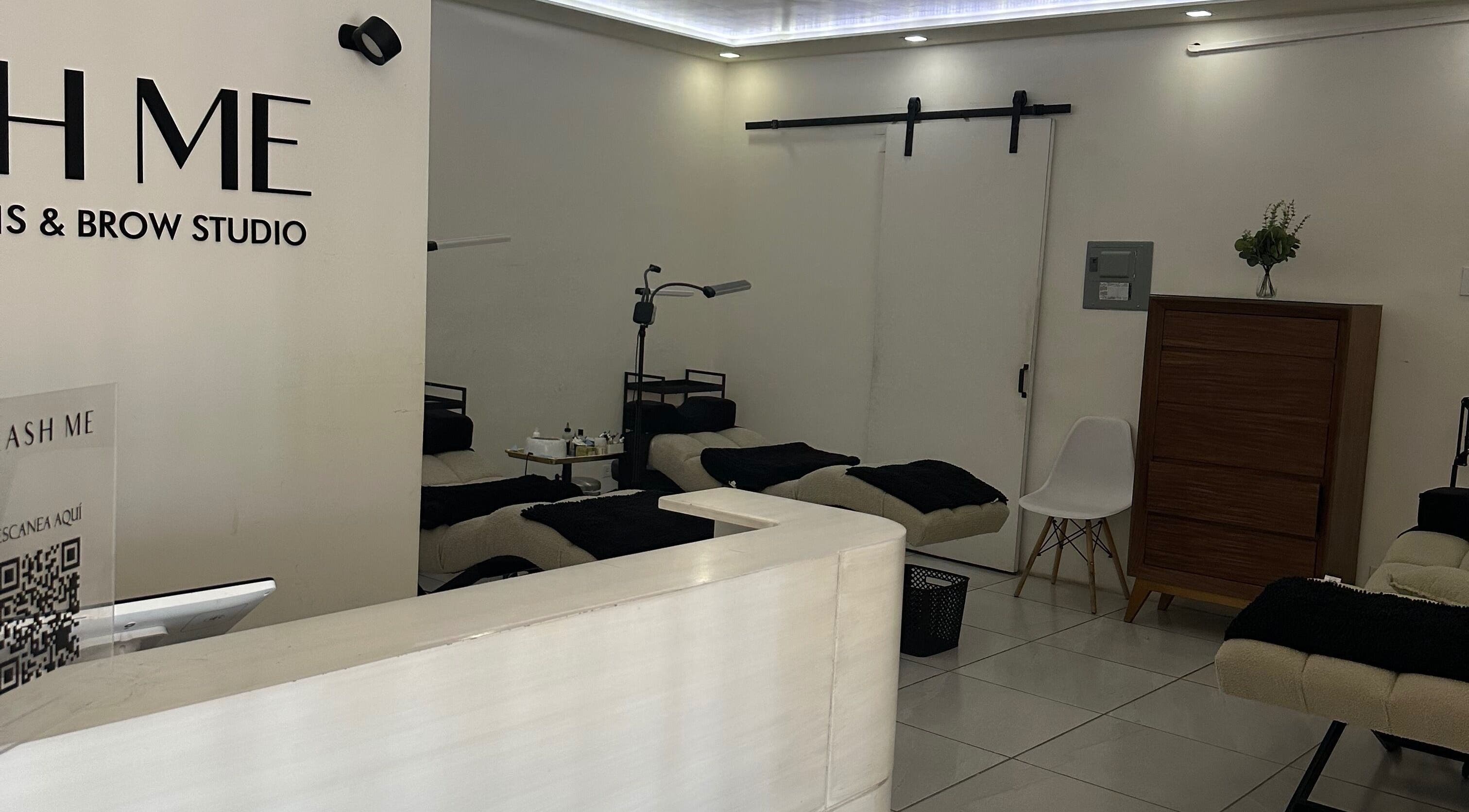 Interior del spa LashMeJrz en Juárez, Chihuahua, MX, con camillas modernas y ambiente relajante.