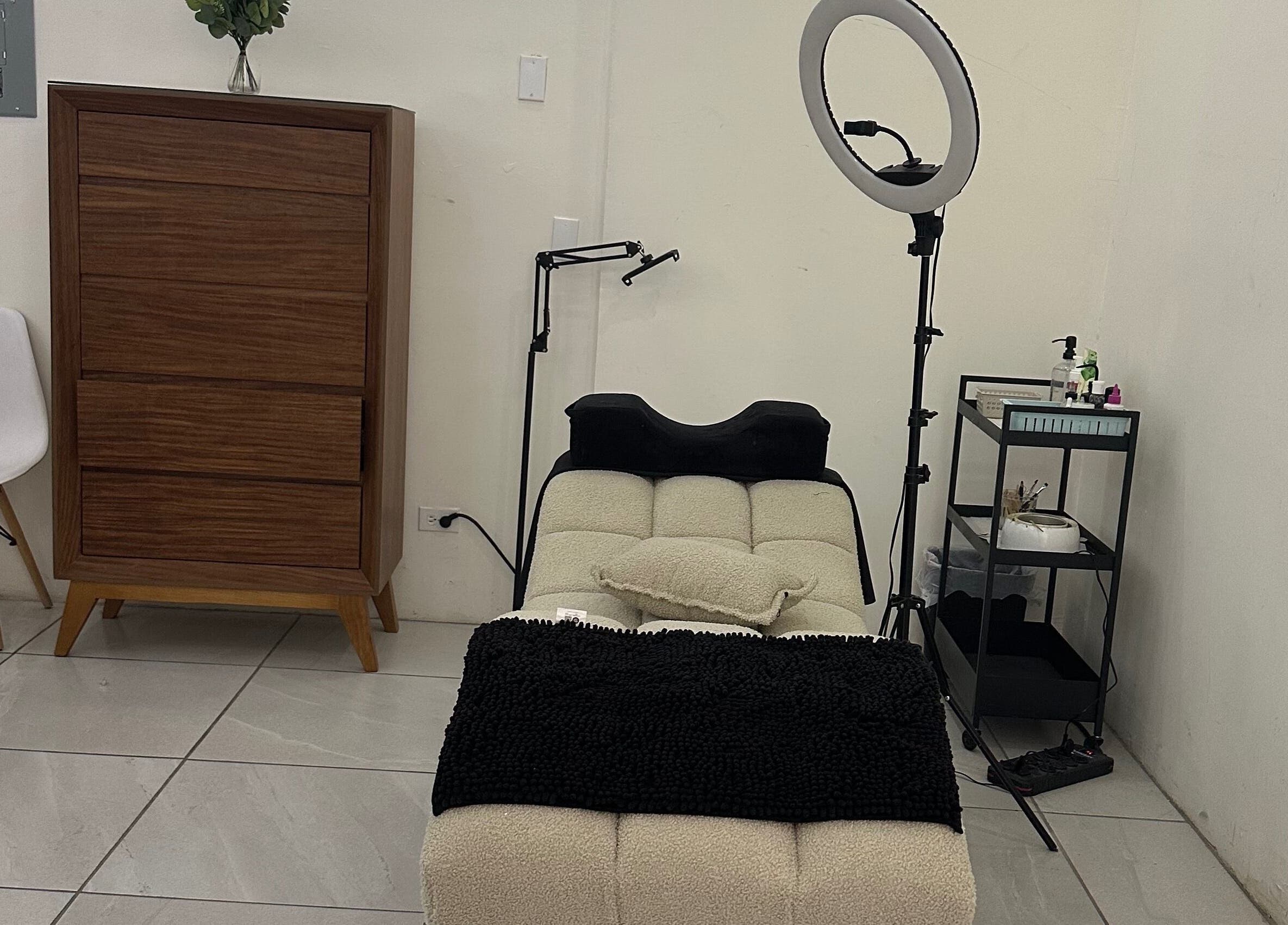 Espacio de tratamiento en LashMeJrz, Juárez, Chihuahua, MX, con cama y equipo profesional de belleza.