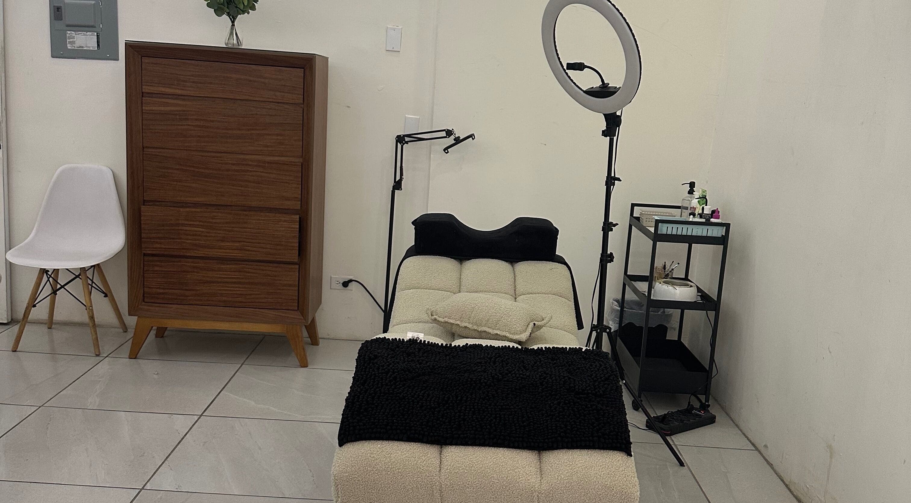 Espacio de tratamiento en LashMeJrz, Juárez, Chihuahua, MX, con cama y equipo profesional de belleza.