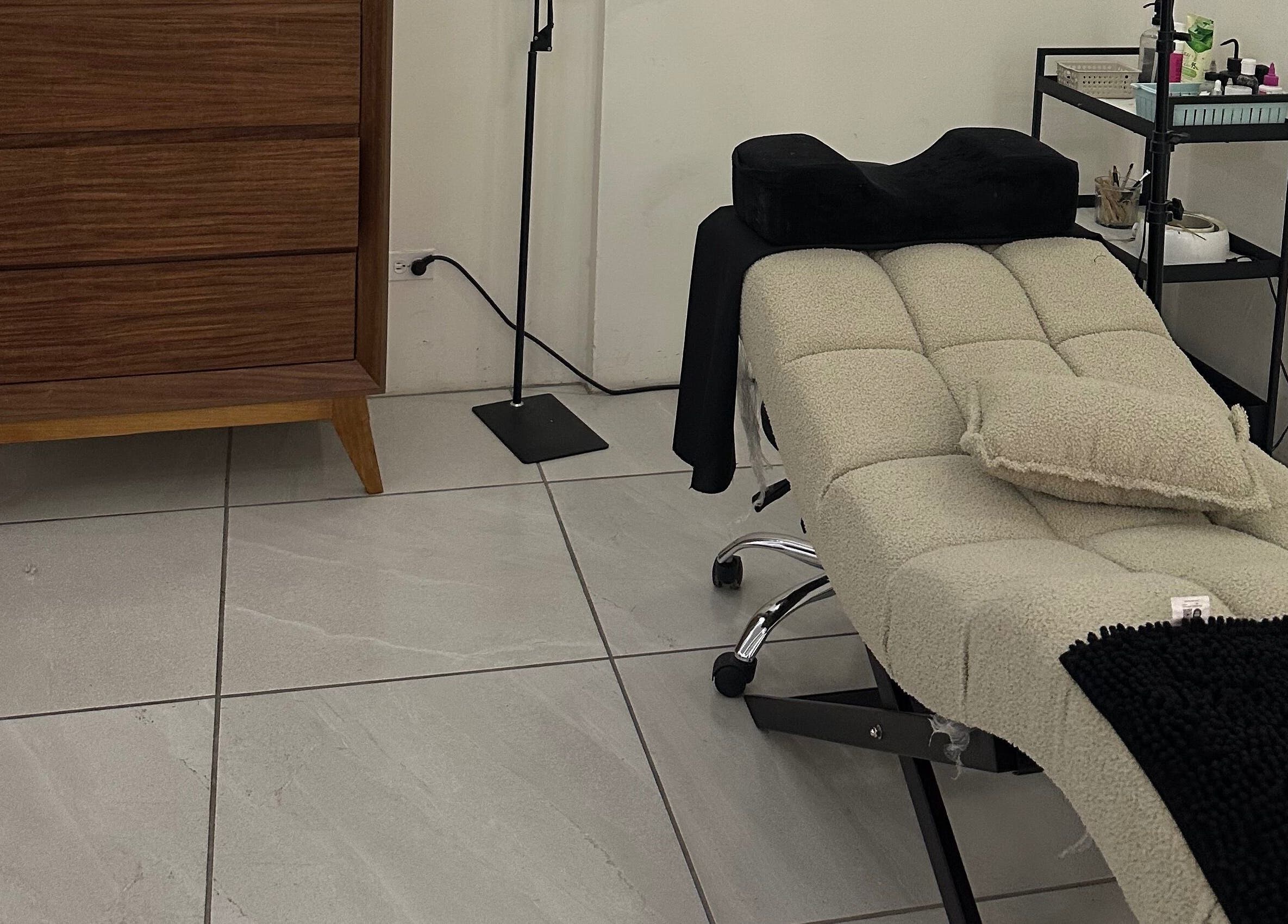 Espacio acogedor en LashMeJrz, Juárez, Chihuahua, MX, con camilla preparada para tratamientos de belleza.