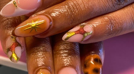 Nail art glamour chez The Pink Oasis, Ambarès-et-Lagrave, Nouvelle-Aquitaine, FR.