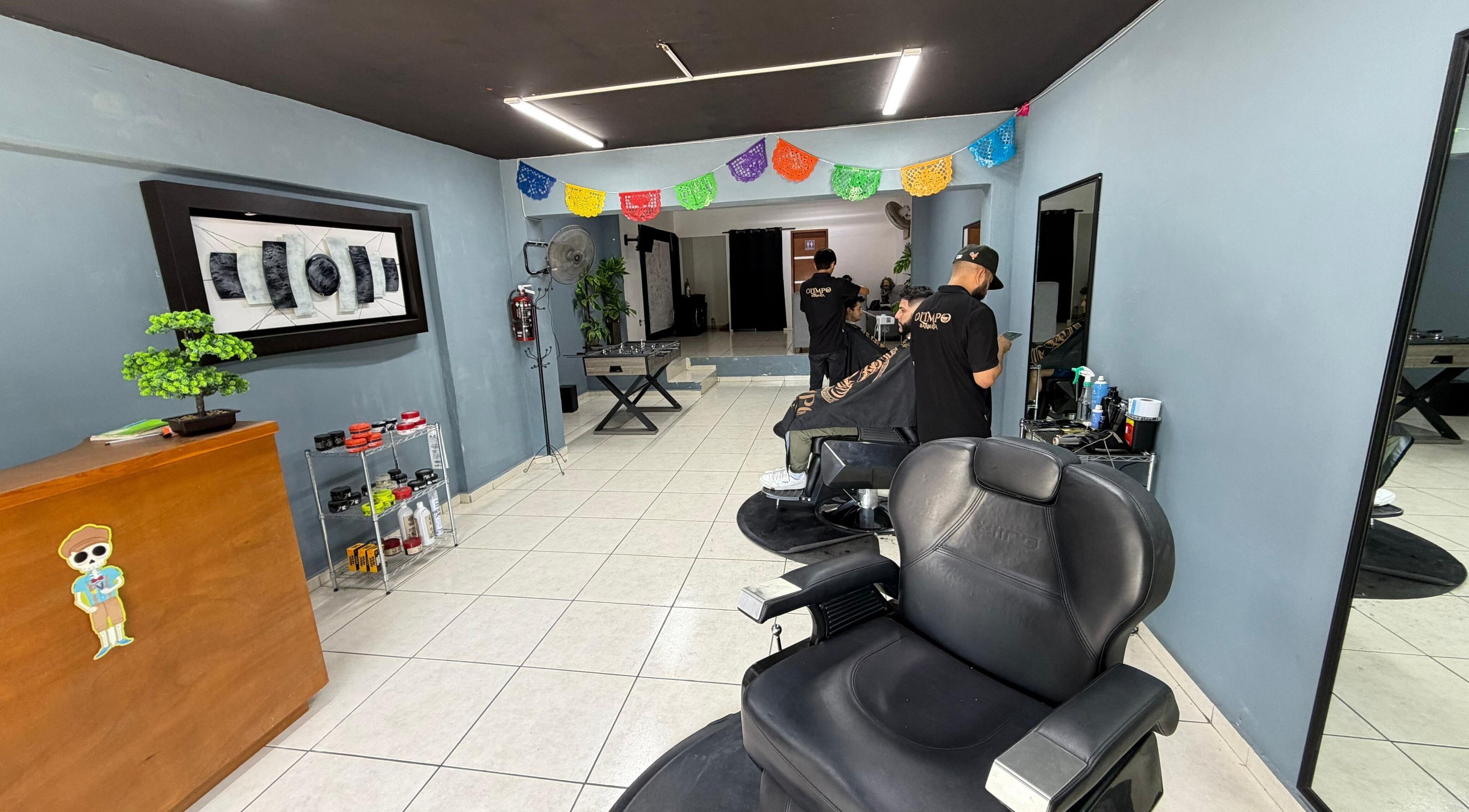 Interior acogedor de Barbería Olimpo en Tepic, Nayarit, MX, con modernas estaciones de corte.