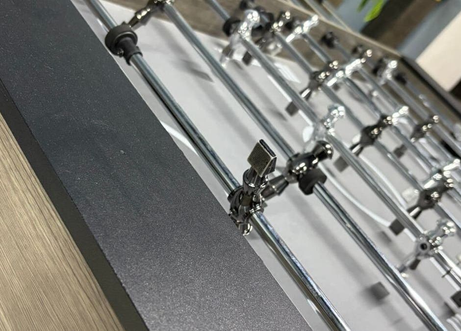 Mesa de futbolín en Barberia Olimpo, Tepic, Nayarit, MX, destacando un diseño moderno y elegante.