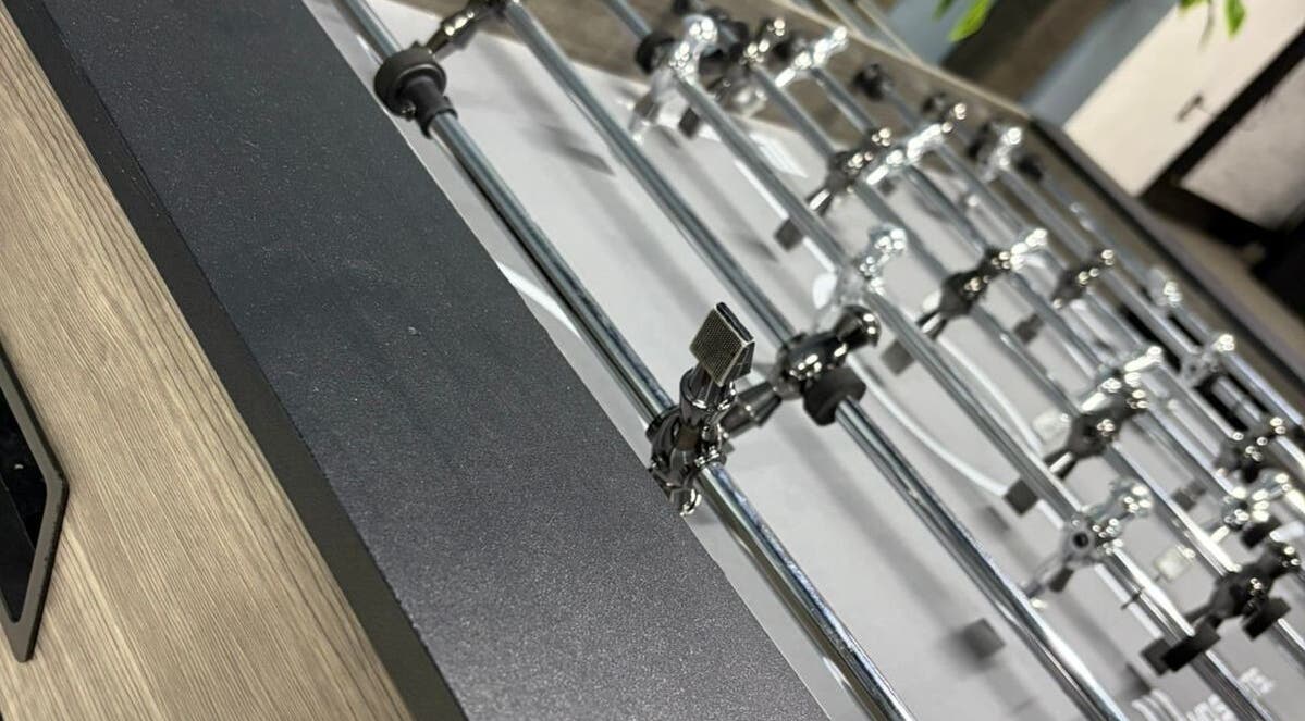 Mesa de futbolín en Barberia Olimpo, Tepic, Nayarit, MX, destacando un diseño moderno y elegante.