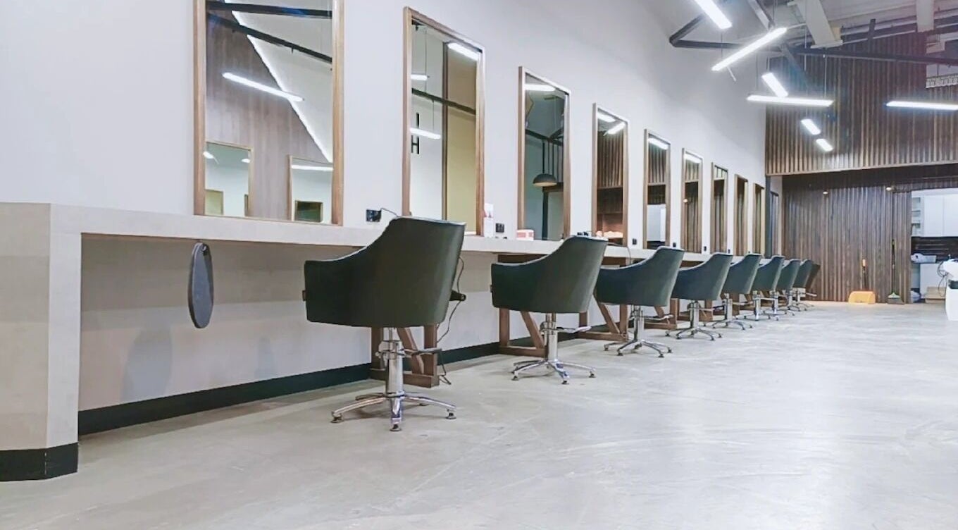 LemonHead Hair Salon的现代化工作空间，位于Glen Waverley, Victoria, AU。