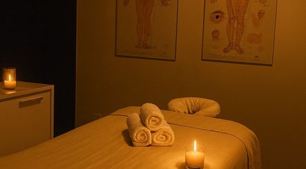 Tranquil massage room at Shanti Massage, Montréal, Québec, CA with candles and soft lighting.