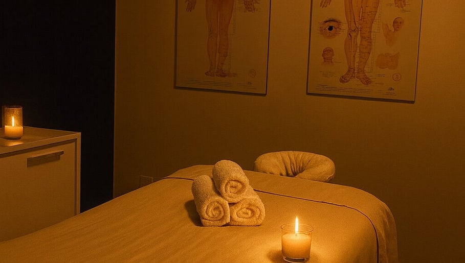 Relaxing massage room at Shanti Massage, Montréal, Québec, CA with candlelight and soft towels.