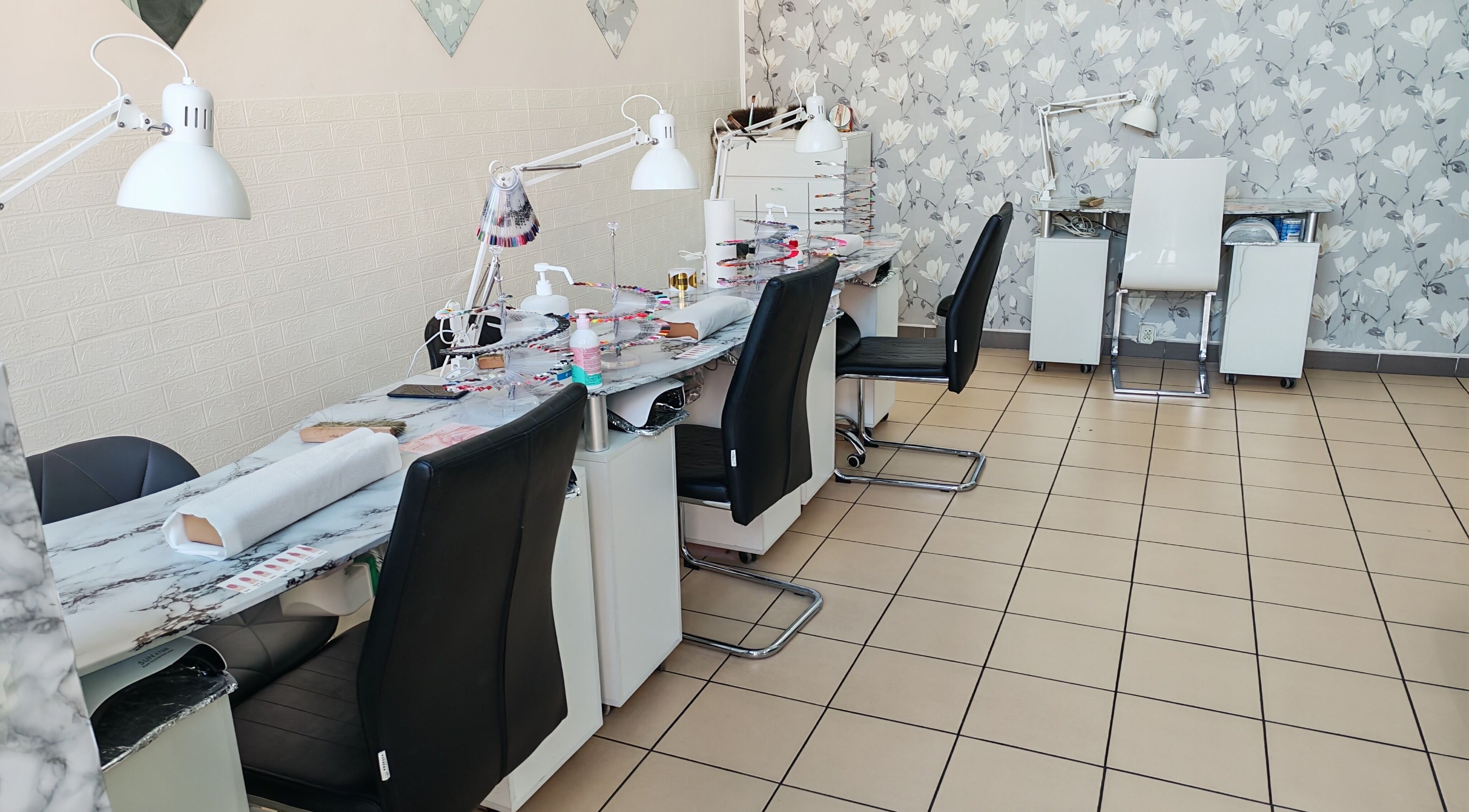 Nowoczesne stanowiska w T&C Nails Studio Radom, Radom, Województwo Mazowieckie, PL.