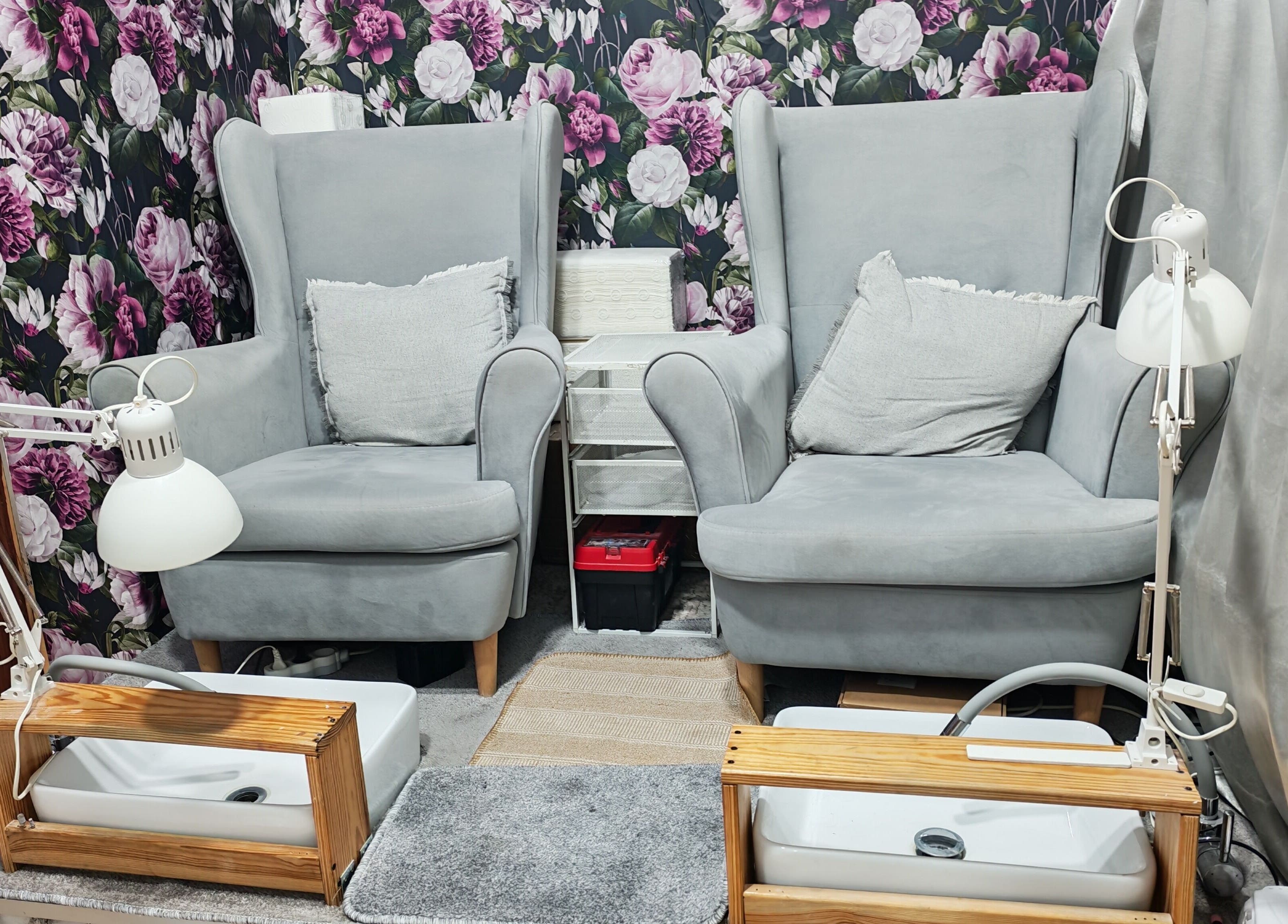 Eleganckie fotele do pedicure w T&C Nails Studio Radom, Radom, Województwo Mazowieckie, PL.