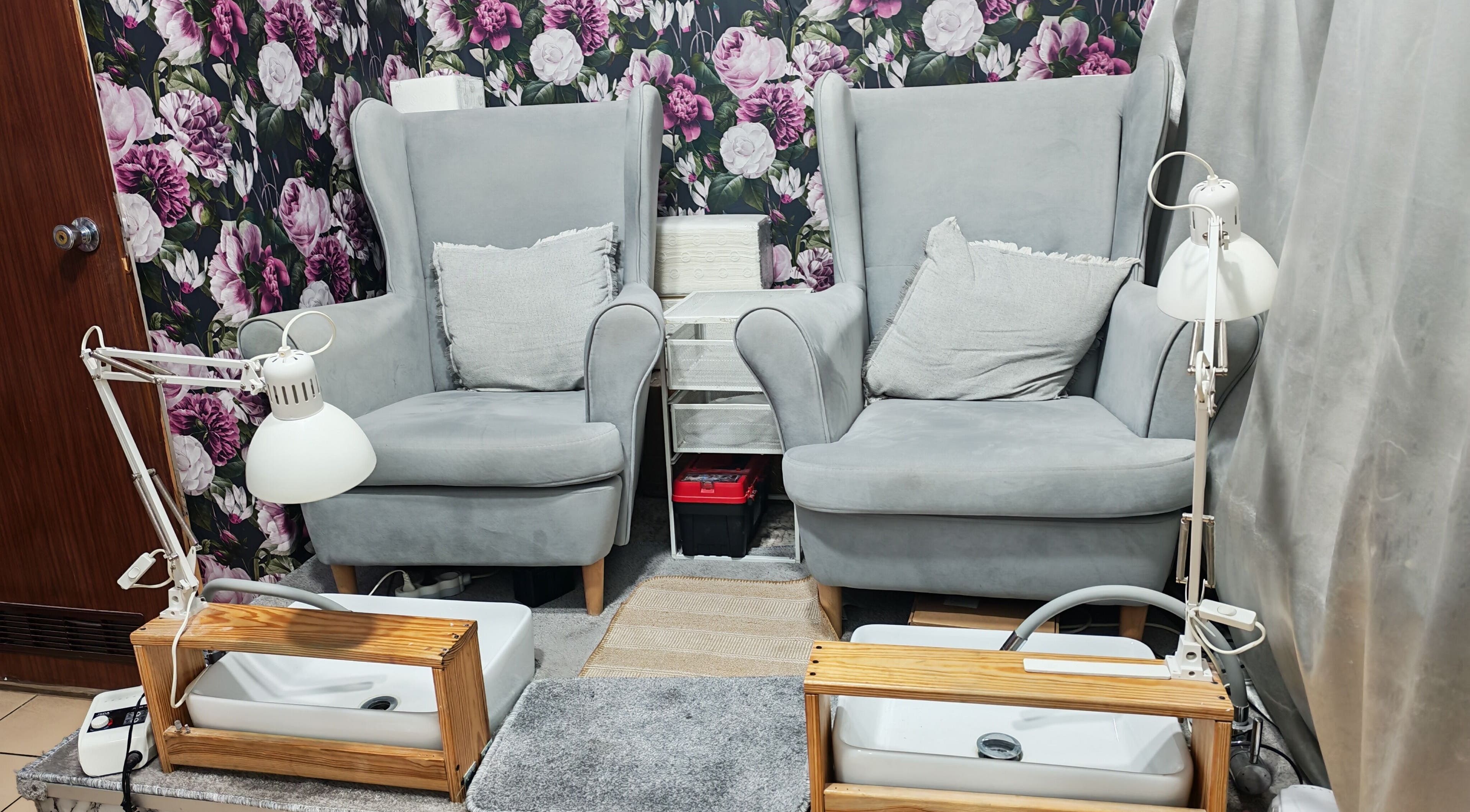 Eleganckie fotele do pedicure w T&C Nails Studio Radom, Radom, Województwo Mazowieckie, PL.