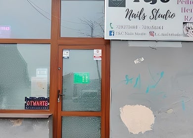Wejście do T&C Nails Studio Radom, ul. Radom, Województwo Mazowieckie, PL, z charakterystycznym szyldem.