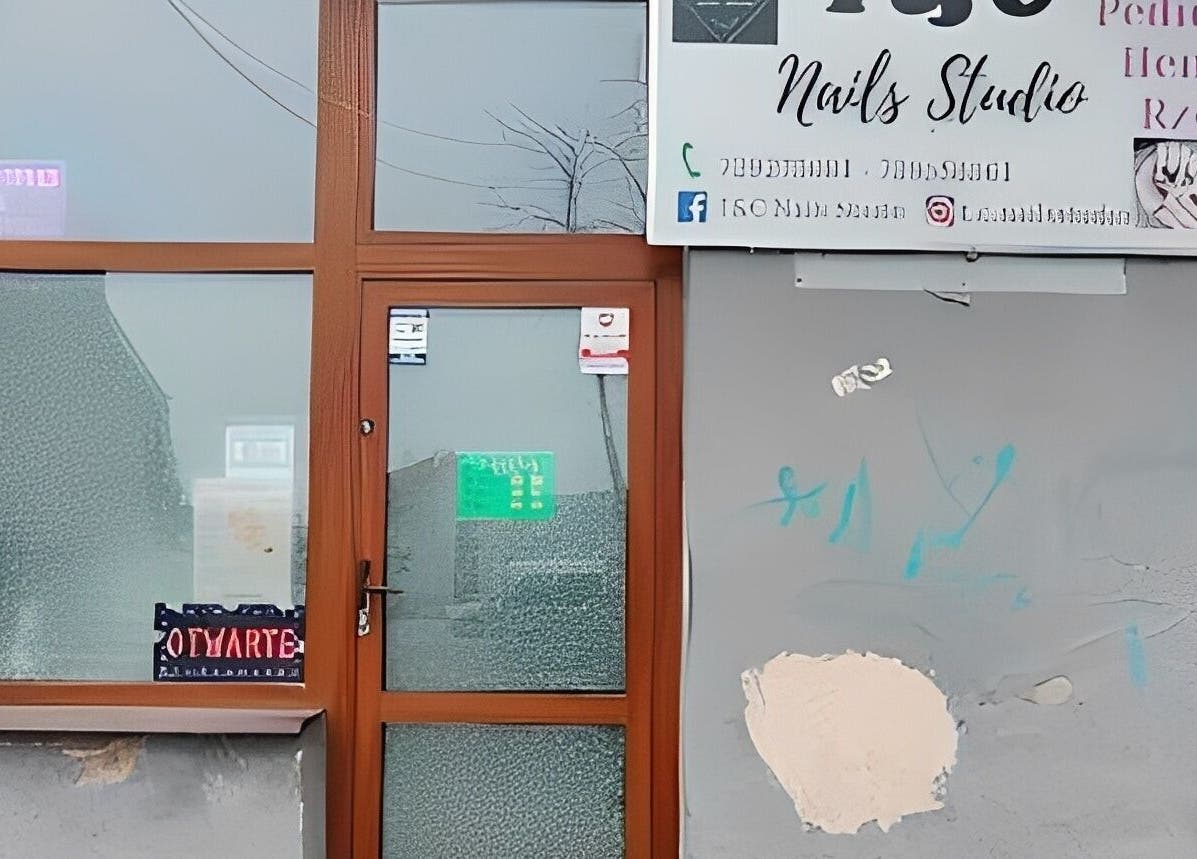 Wejście do T&C Nails Studio Radom, ul. Radom, Województwo Mazowieckie, PL, z charakterystycznym szyldem.