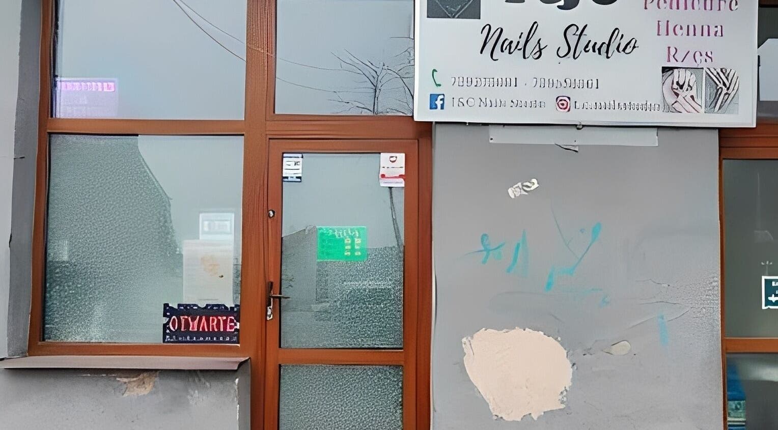 Wejście do T&C Nails Studio Radom, ul. Radom, Województwo Mazowieckie, PL, z charakterystycznym szyldem.
