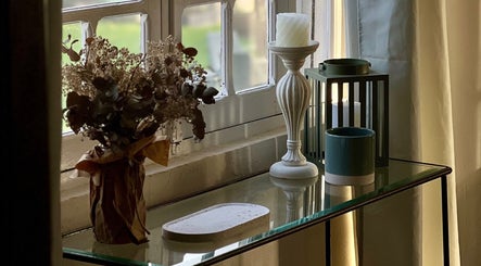 Décor intime avec bouquet et bougies chez Camille Beauté Holistique à Maulichères, Occitanie, FR.