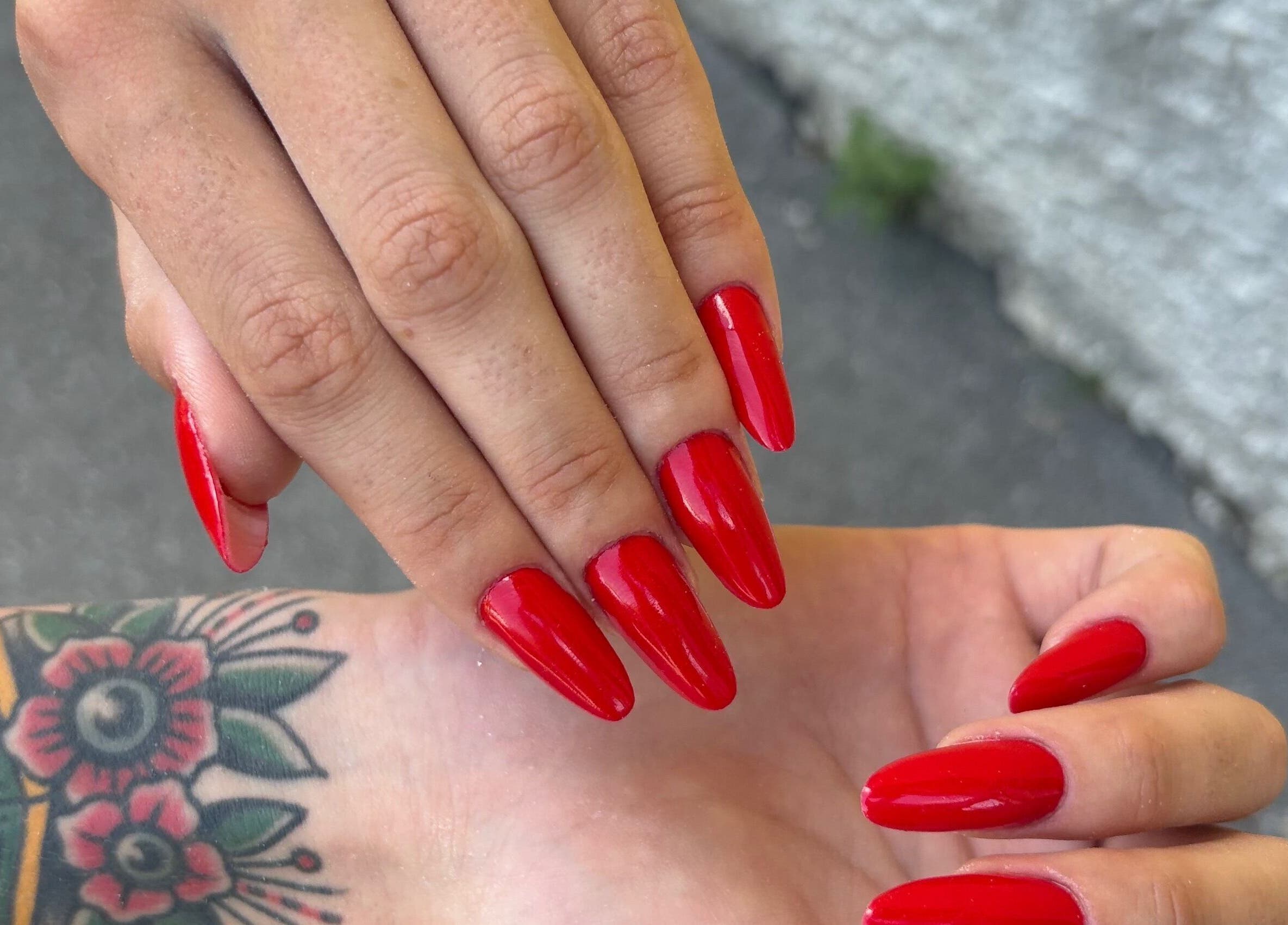 Unghie rosse brillanti curate da Nails Studio By M2estetique a Cernusco Sul Naviglio, Lombardia, IT.