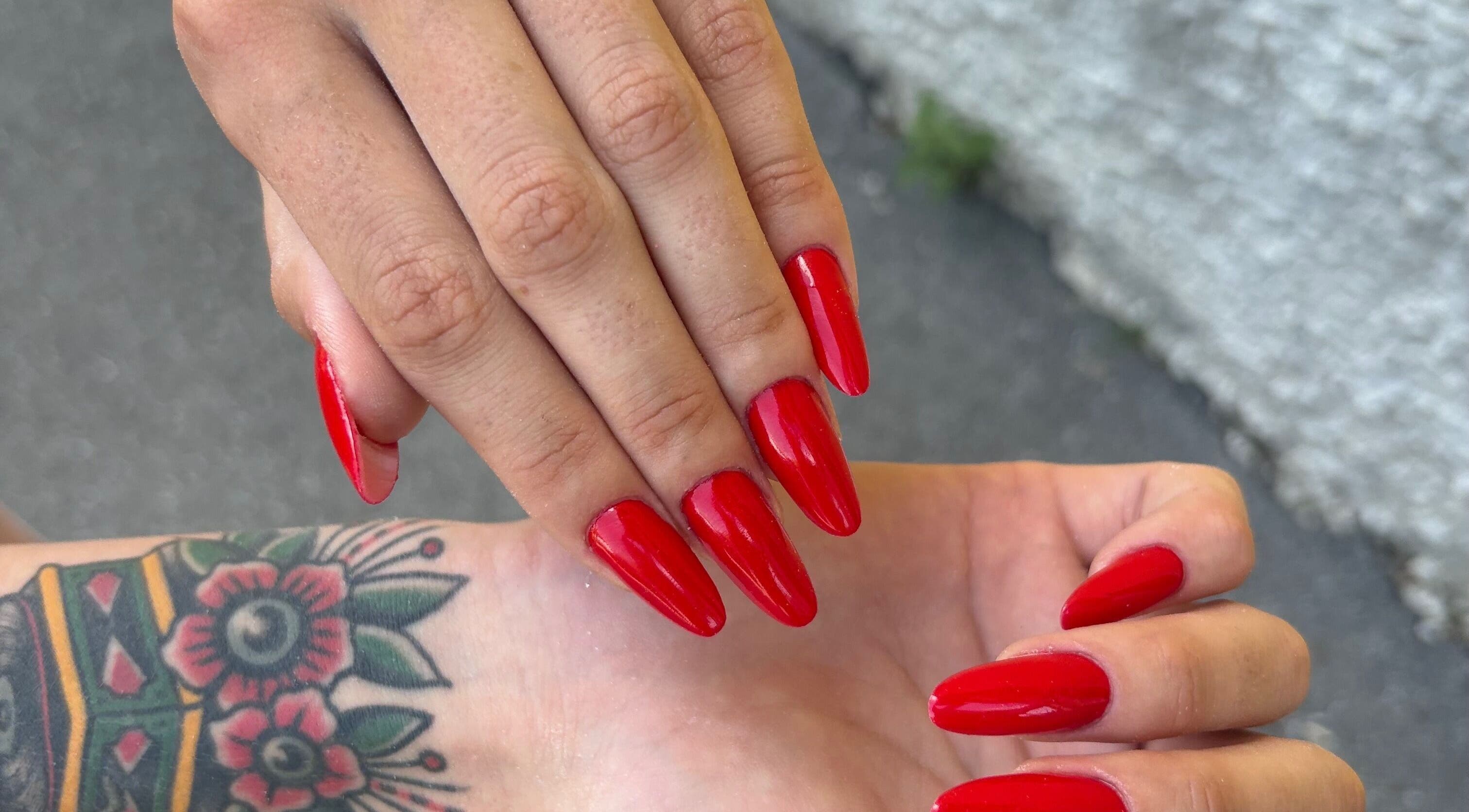 Unghie rosse brillanti curate da Nails Studio By M2estetique a Cernusco Sul Naviglio, Lombardia, IT.