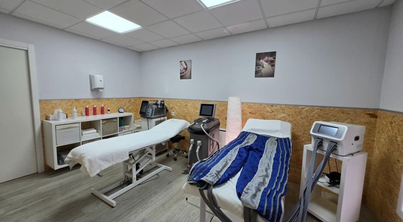 Sala de tratamiento en TenDistrict Vilagarcía, Vilagarcía De Arousa, ES, con camillas y equipo moderno.