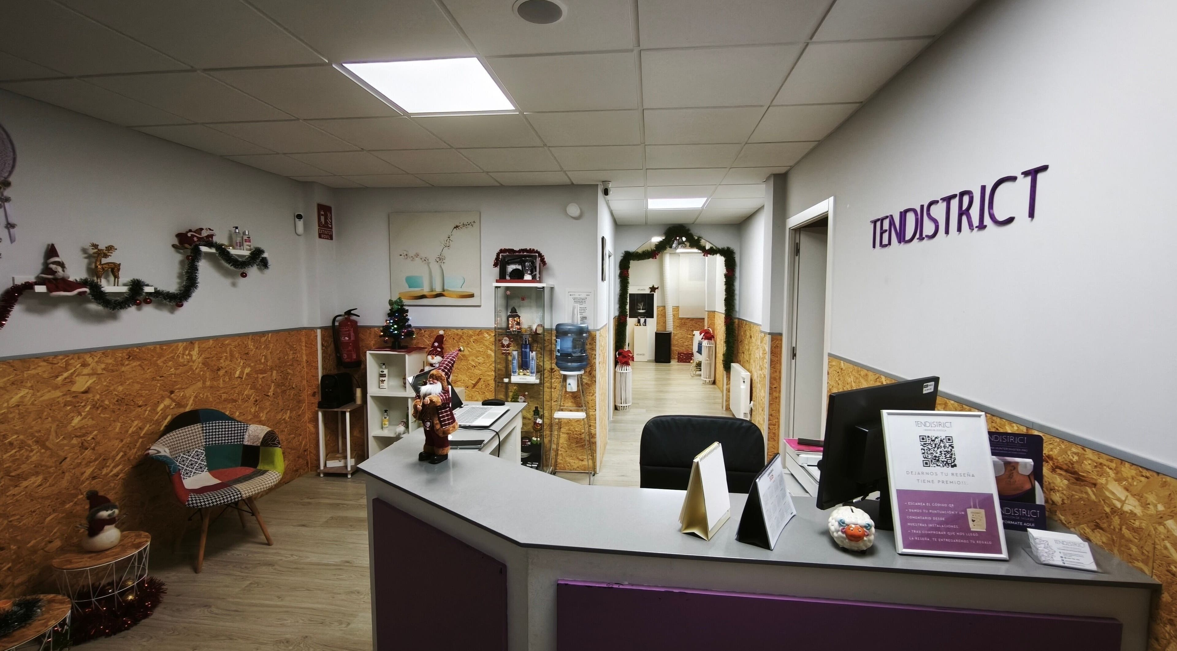 Recepción festiva en TenDistrict Vilagarcía, Vilagarcía De Arousa, ES, decorada para navidad.