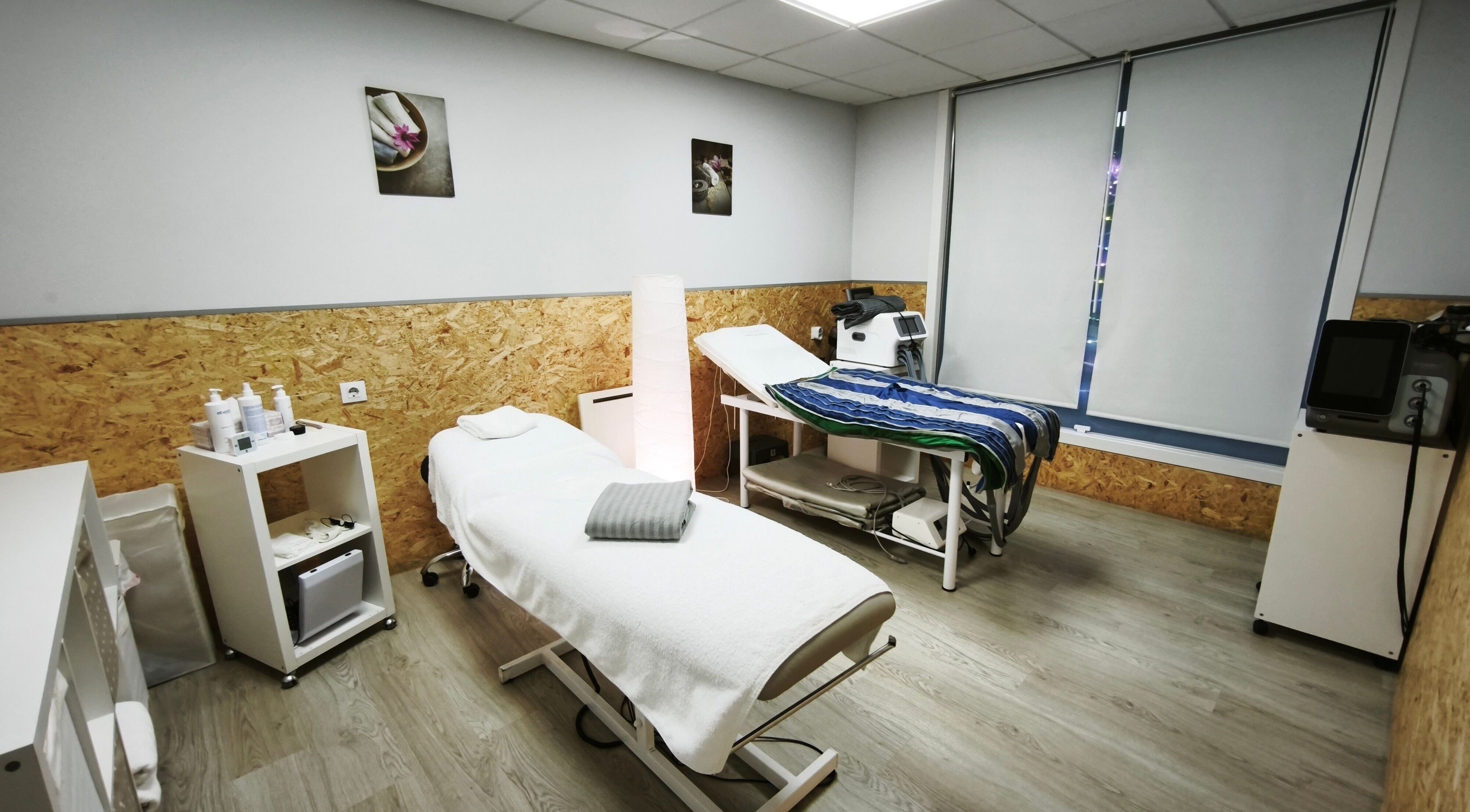 Sala de tratamientos en TenDistrict Vilagarcía, Vilagarcía De Arousa, ES, con camillas y ambiente relajante.