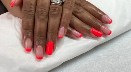 Manucure élégante avec vernis rouge chez DMS BEAUTY, Bordeaux, Nouvelle-Aquitaine, FR.