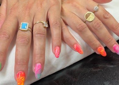 Nail art vibrante à DMS BEAUTY, Bordeaux, Nouvelle-Aquitaine, FR, affichant des couleurs éclatantes.