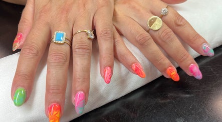 Nail art vibrante à DMS BEAUTY, Bordeaux, Nouvelle-Aquitaine, FR, affichant des couleurs éclatantes.