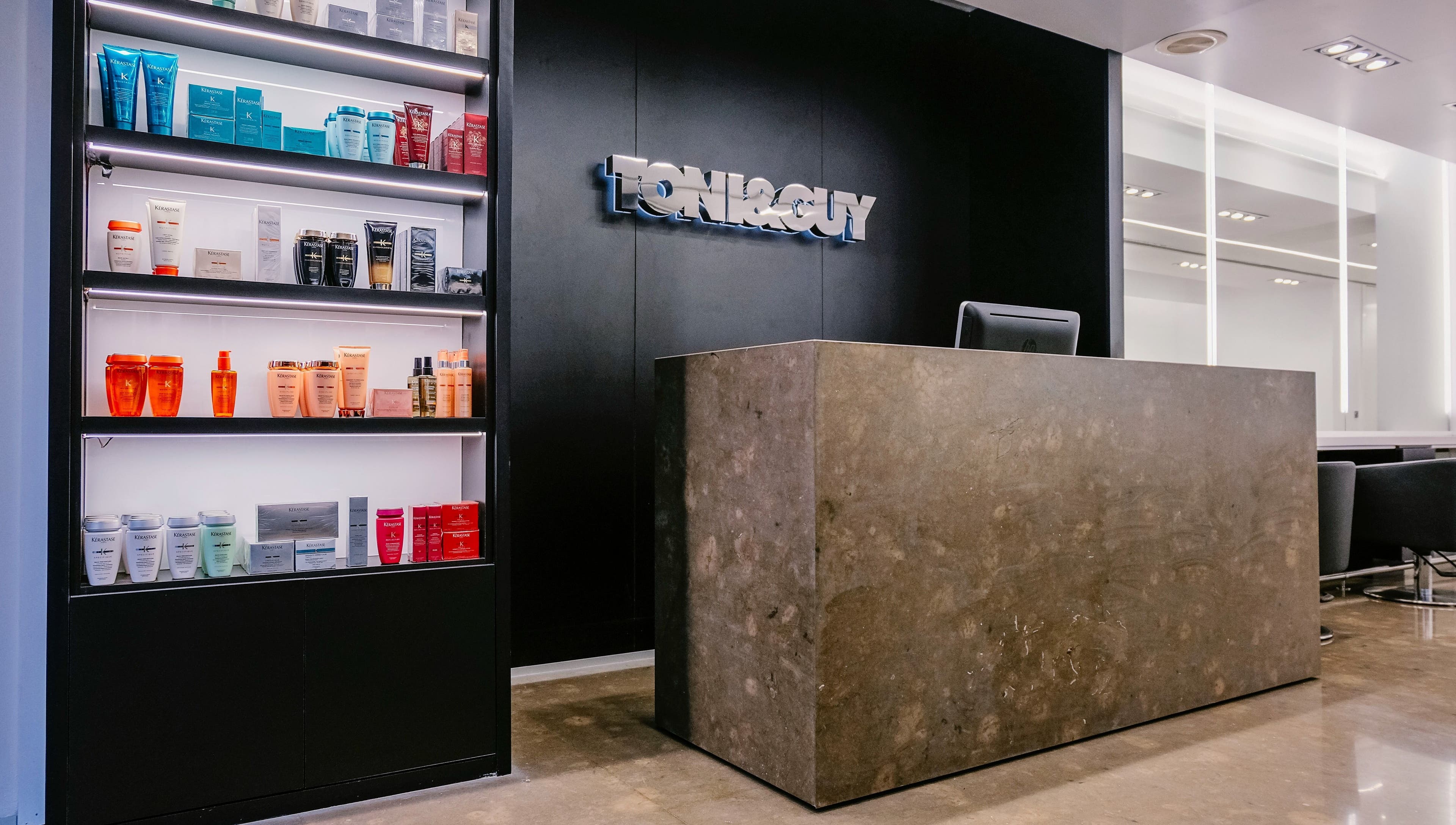 Reception area at TONI&GUY Valencia Centro, featuring modern decor and hair products in València, Comunidad Valenciana, ES.