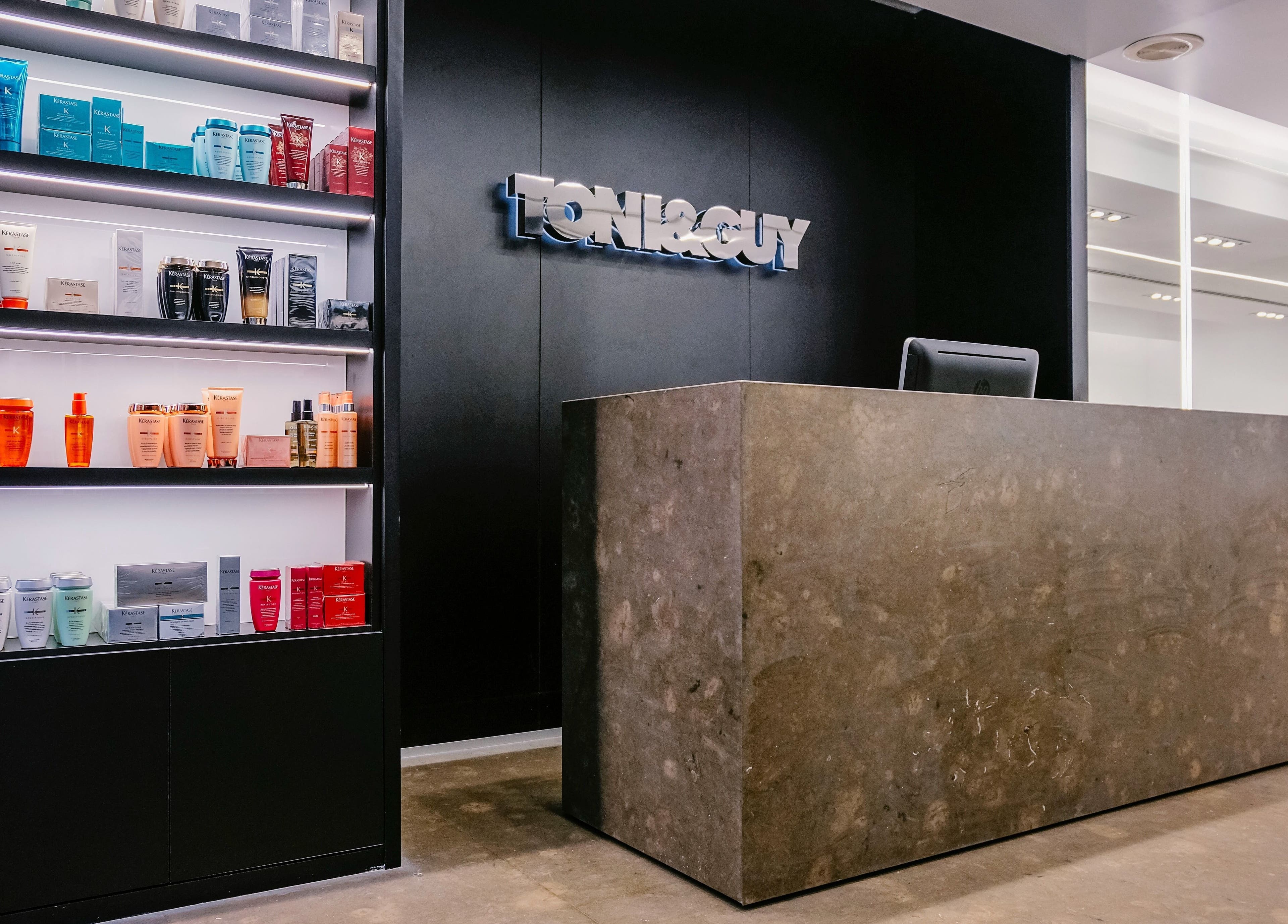 Reception area at TONI&GUY Valencia Centro, featuring modern decor and hair products in València, Comunidad Valenciana, ES.