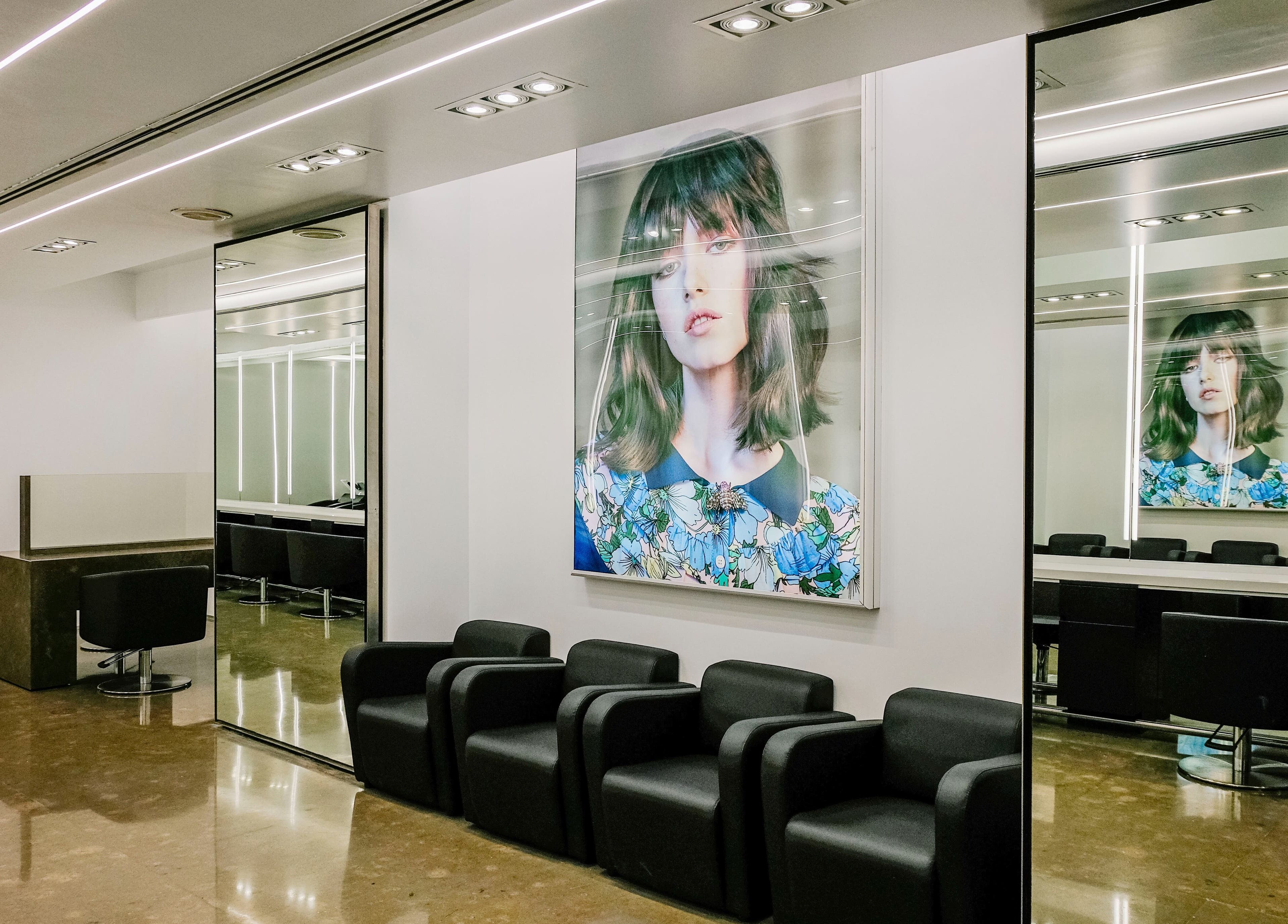Elegant interior of TONI&GUY Valencia Centro in València, Comunidad Valenciana, ES with modern decor and chic seating.