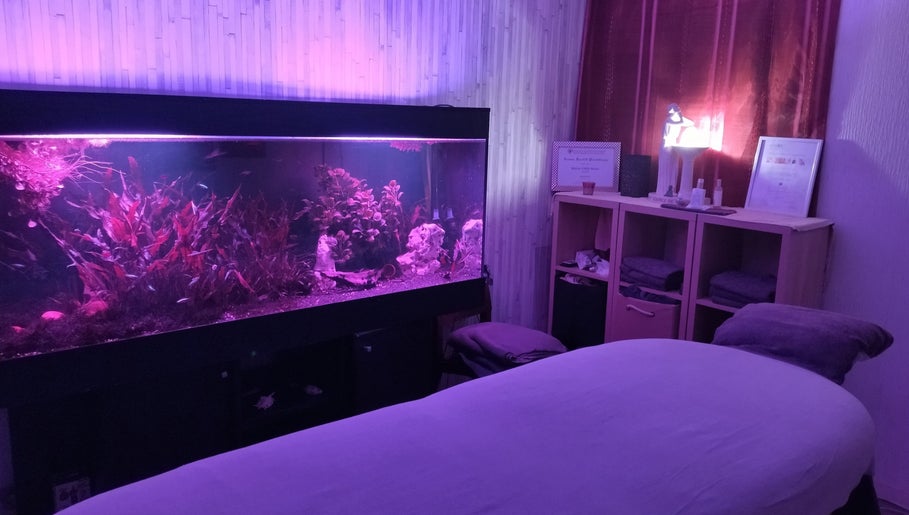 Salle de bien-être avec aquarium illuminé chez zen-shi, Hayange, Grand Est, FR.