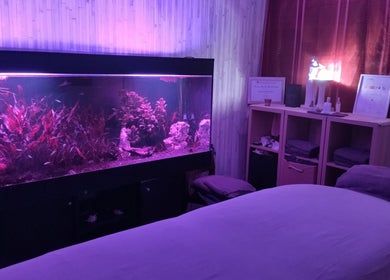 Salle de bien-être avec aquarium illuminé chez zen-shi, Hayange, Grand Est, FR.