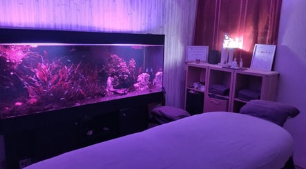 Salle de bien-être avec aquarium illuminé chez zen-shi, Hayange, Grand Est, FR.
