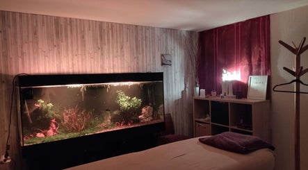 Espace Zen-Shi à Hayange, Grand Est, FR, avec aquarium apaisant et décoration chaleureuse.