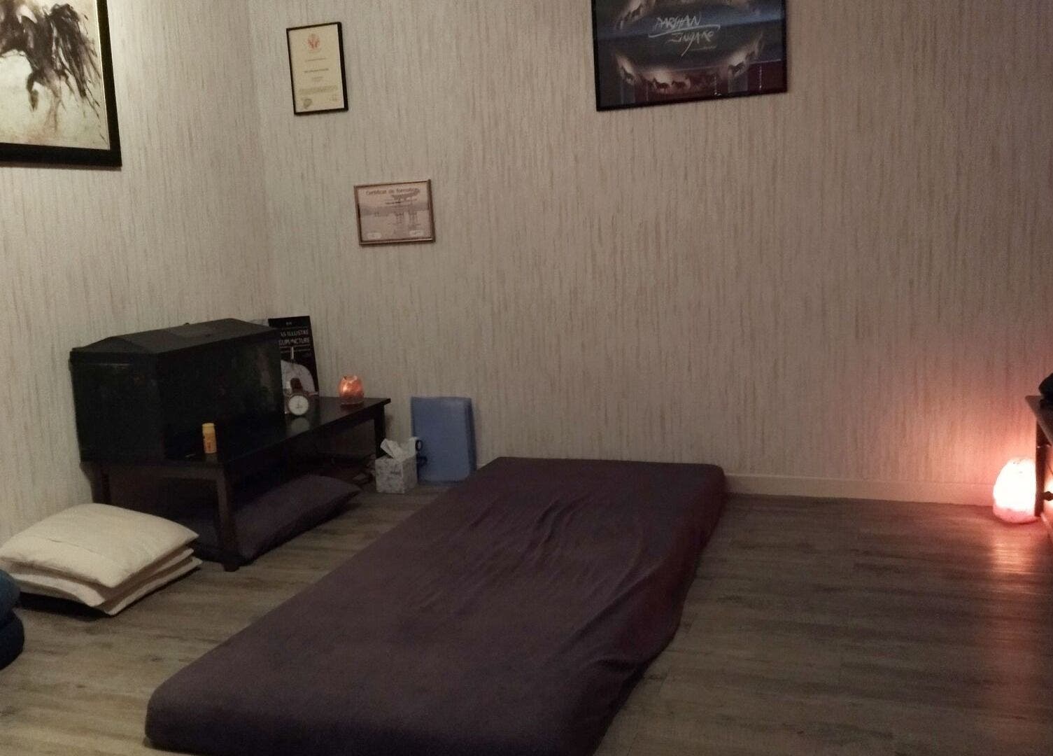 Salle de relaxation à Zen-Shi à Hayange, Grand Est, FR, équipée pour la détente sur matelas.