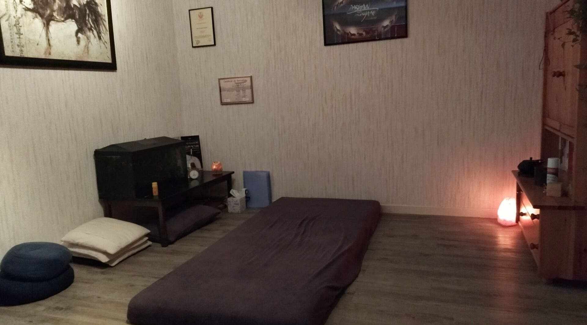 Salle de relaxation à Zen-Shi à Hayange, Grand Est, FR, équipée pour la détente sur matelas.